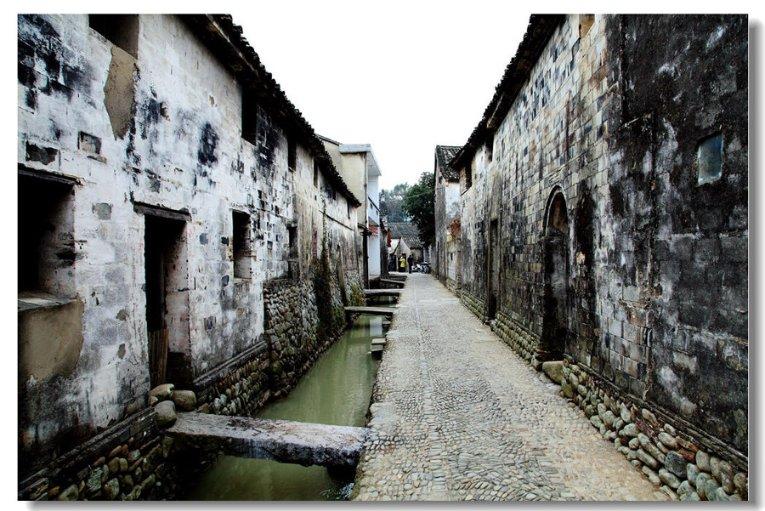 温州一小区保安在地下车库被炸伤，警方：嫌疑人已被抓获